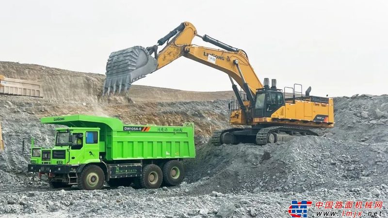 路面机械的性能指标是衡量其优劣的重要标准。在采购过程中，应重点关注以下指标：